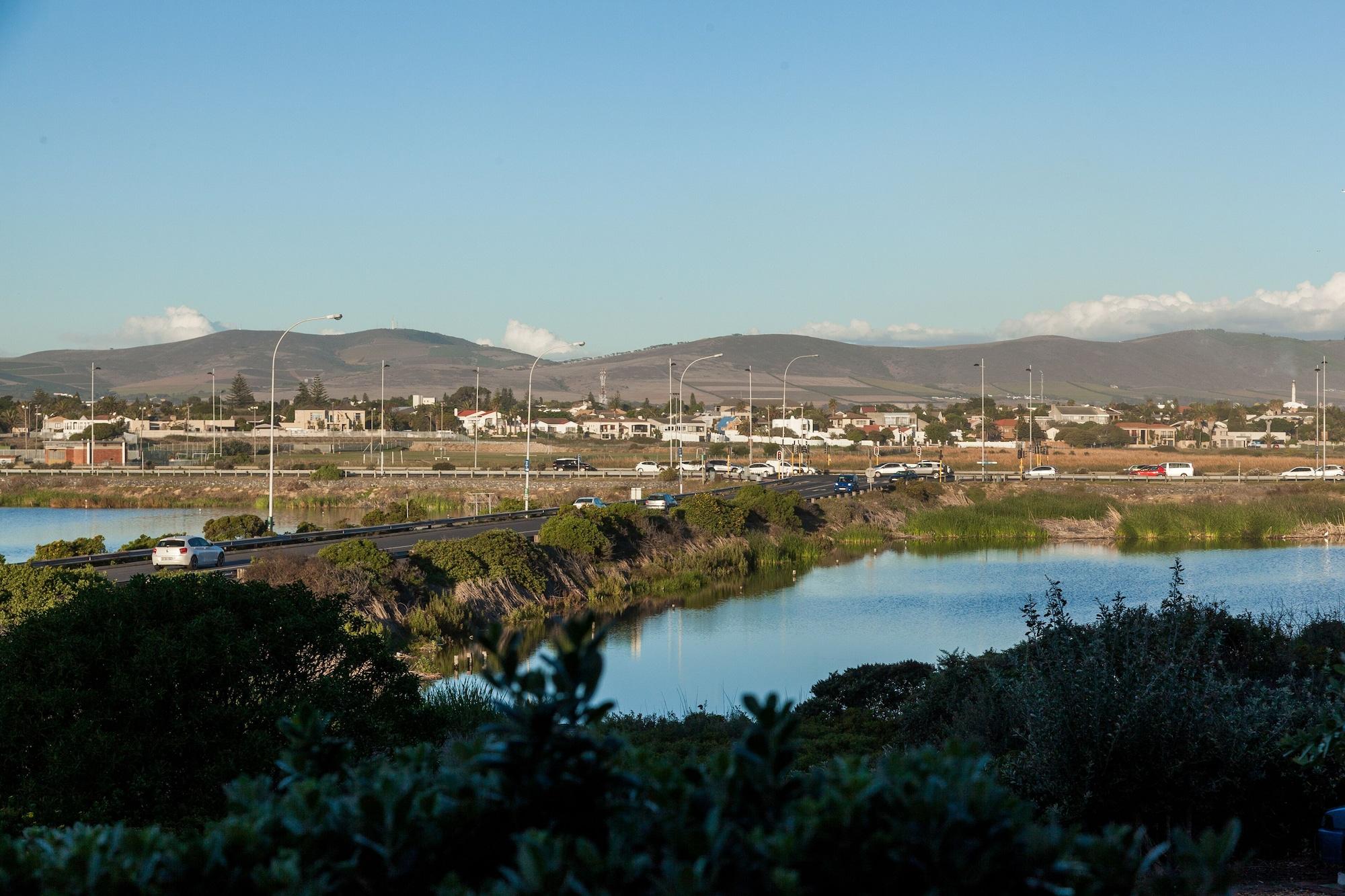 Dolphin Beach Hotel Self Catering Apartments Bloubergstrand Exterior photo