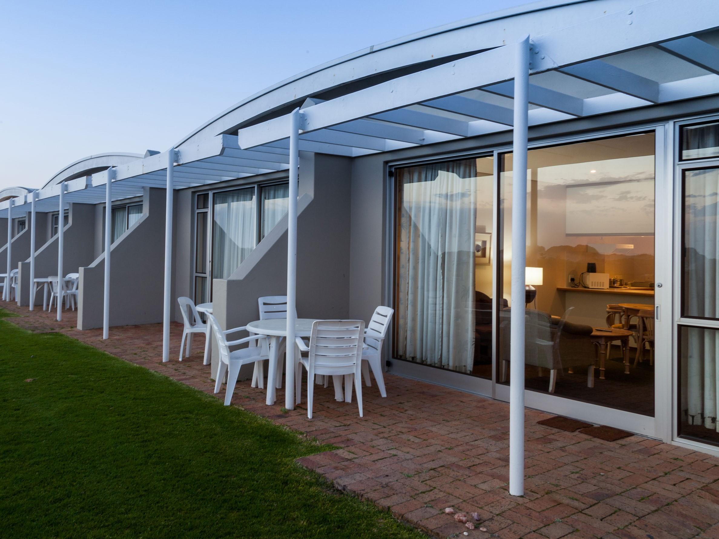 Dolphin Beach Hotel Self Catering Apartments Bloubergstrand Exterior photo